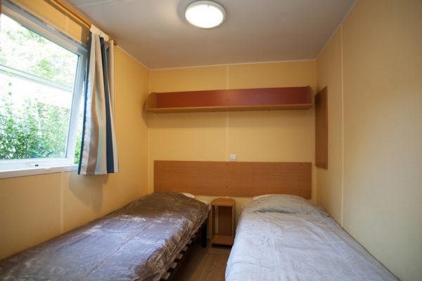 Chambre lumineuse deux lits simples d'un mobil'home