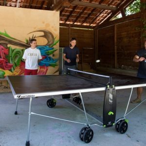 Partie de ping-pong conviviale au camping La Lénotte