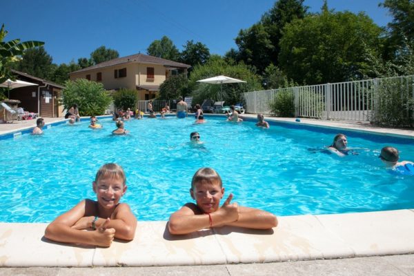 Enfants dans la piscine du camping sous le soleil