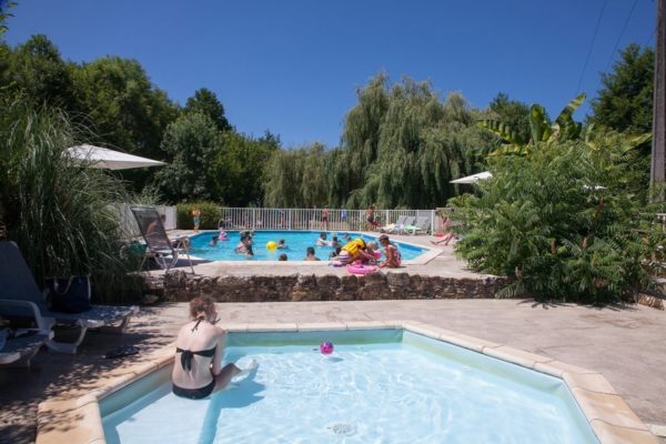 Espace piscine sécurisé pour tous au camping La Lénotte