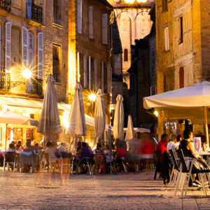 image de de la ville de Sarlat la nuit