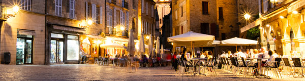 image de de la ville de Sarlat la nuit