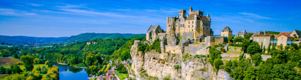 Bandeau panoramique d'un paysage vue sur la ville de Sarlat