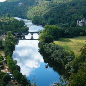 paysage verdoyant de la Dordogne