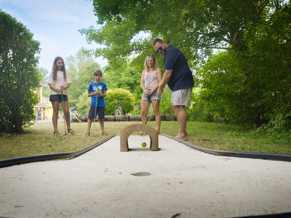 Camping avec équipements de loisirs
