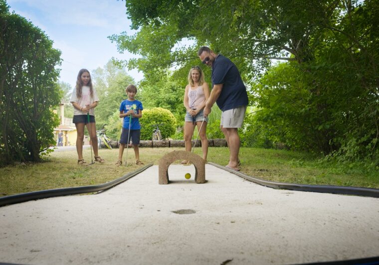 Camping avec équipements de loisirs