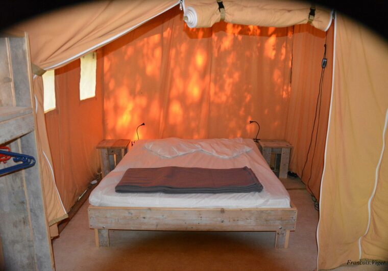 tente-lodge-camping-dordogne-grand-bungalow-toile-chambre-parents