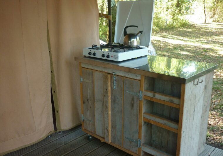 tente-lodge-camping-dordogne-grand-bungalow-toile-cuisine