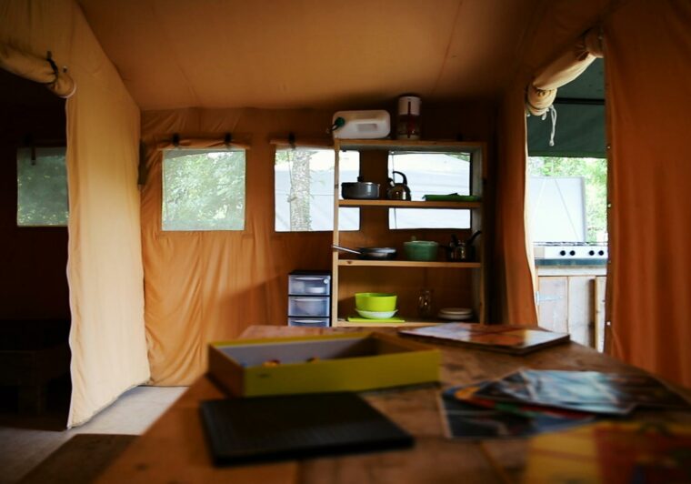 tente-lodge-camping-dordogne-grand-bungalow-toile-espace-vie