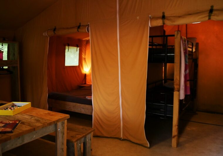 tente-lodge-camping-dordogne-grand-bungalow-toile-interieur