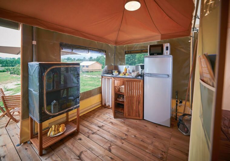 tente-toilee-camping-dordogne-cuisine-bungalow-toile-1024x735